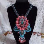 Plastron Naïade plastron Haute-Couture crée avec des cabochons turquoise Hubei et perles en Corail à laquelle s'ajoute des cristaux, gouttes en Verre de bohème, rocailles, dentelle avec fermoirs 